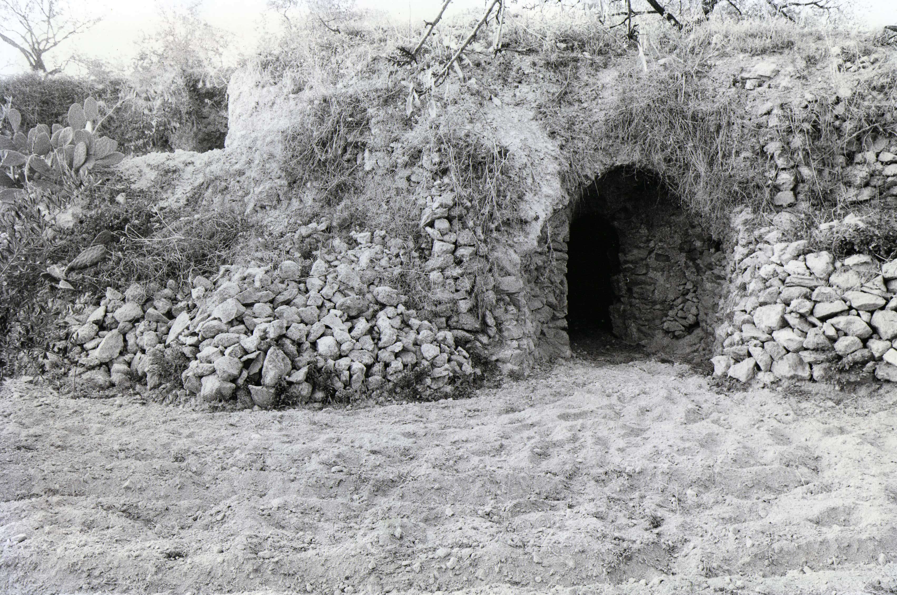 Antico ingresso di miniera di zolfo