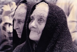 004-anziana-che-gurada-la-Croce