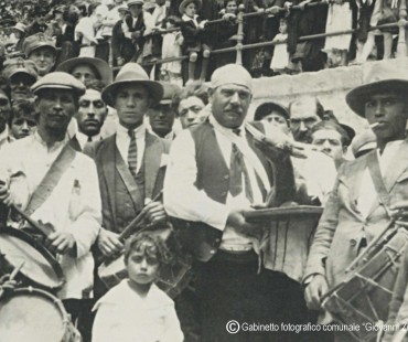 Tamburini davanti al sagrato della chiesa