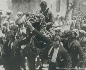 23-12-Festa-Madonna-del-Monte-Il-mulo-sulla-scalinata-della-chiesa