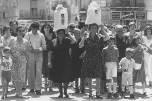 23-28-Festa-Madonna-del-Monte-Le-donne-con-i-sacchi-di-sale-in-testa-durante-la-processione