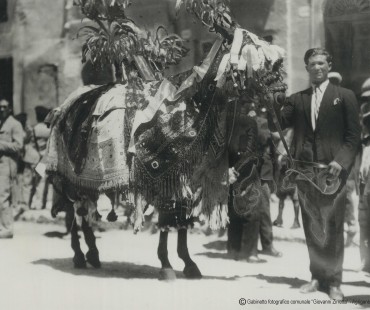 I caratteristici paramenti della festa