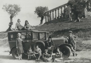 AGRIGENTO_Un-gruppo-di-donne-posa-su-unauto-depoca-alla-Valle-dei-Templi