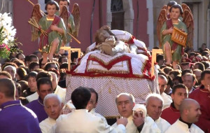 Fedeli in processione il Venerdì Santo